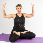 Posture kali-mudra présentée par Sandra Petit enseignante de yoga en Savoie